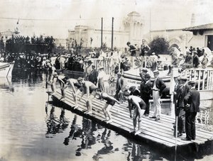 Start van de 100 yard zwemwedstrijd, kampioenschapsheat, Zoltan Holoway uit Hongarije (uiterst links), winnaar op de Olympische Spelen van 1904 door Jessie Tarbox Beals